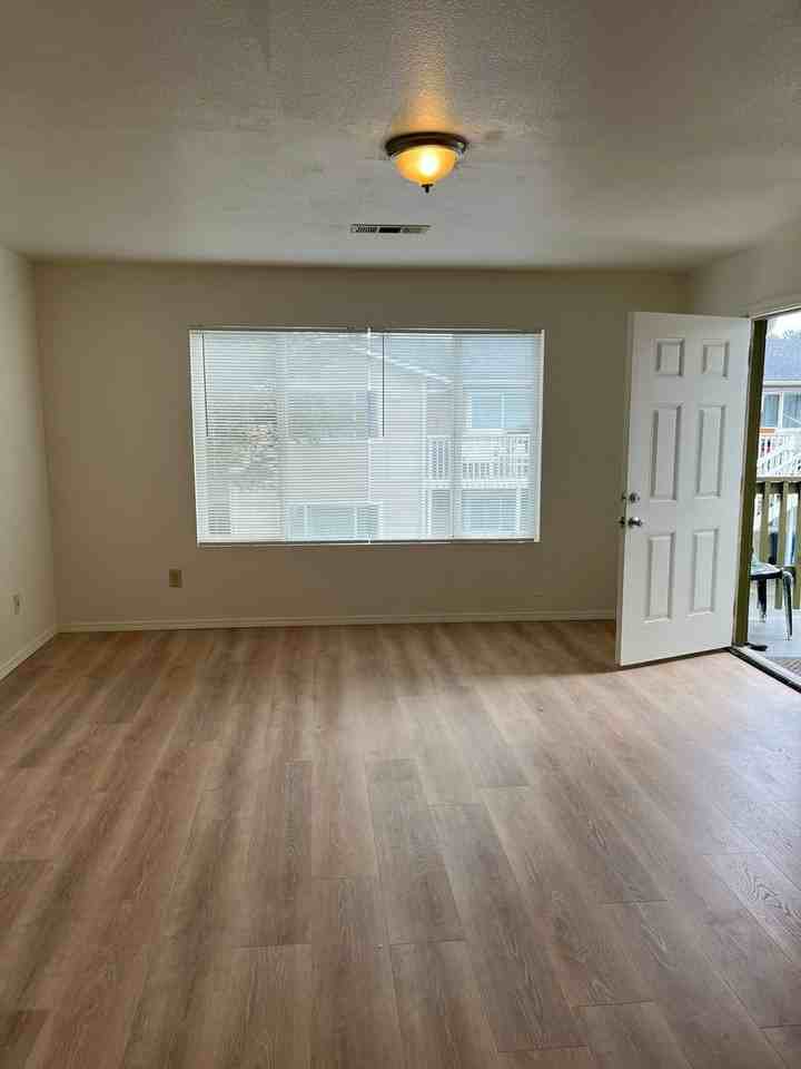1033 Pacific Ave - Photo 5 of 11