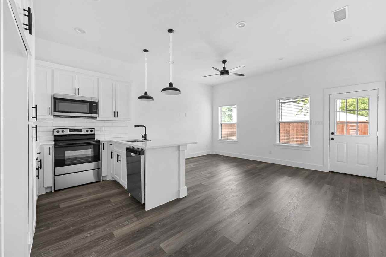 3018 Henry St #A - Photo 3 of 21