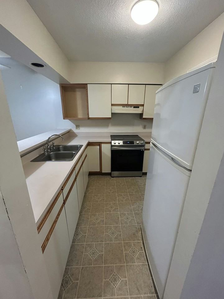 11 RiverBend Dr, Unit 27-2 - Photo 4 of 13