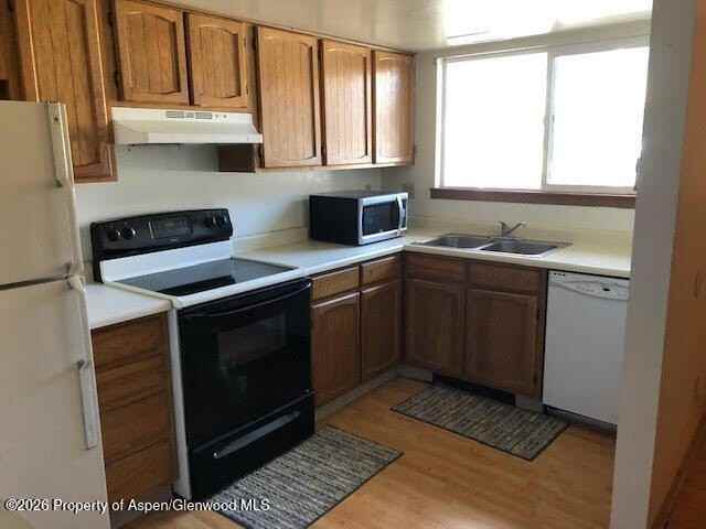 1050 E 7th St - Photo 2 of 10