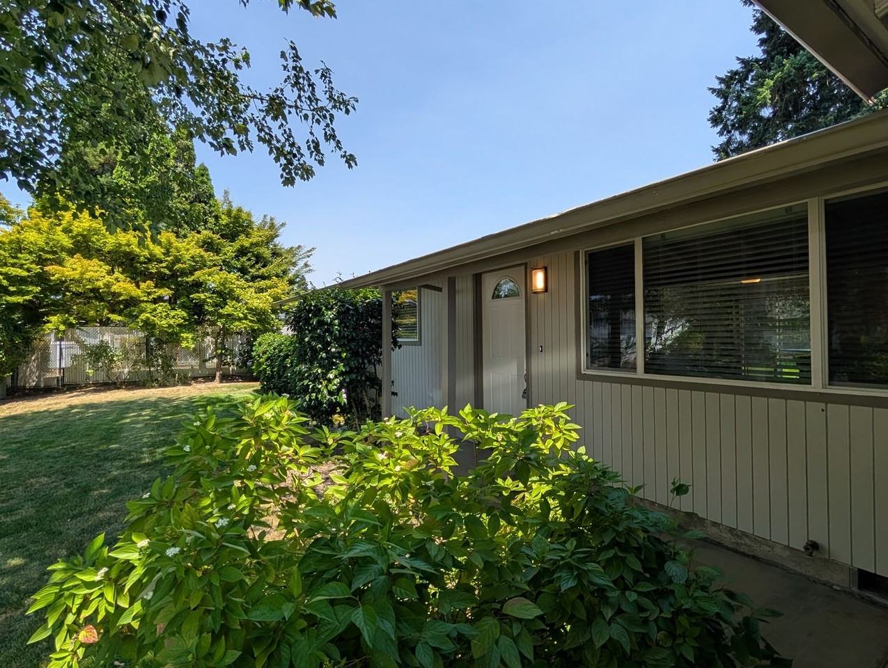 2425 Leyton Ln - Photo 4 of 29