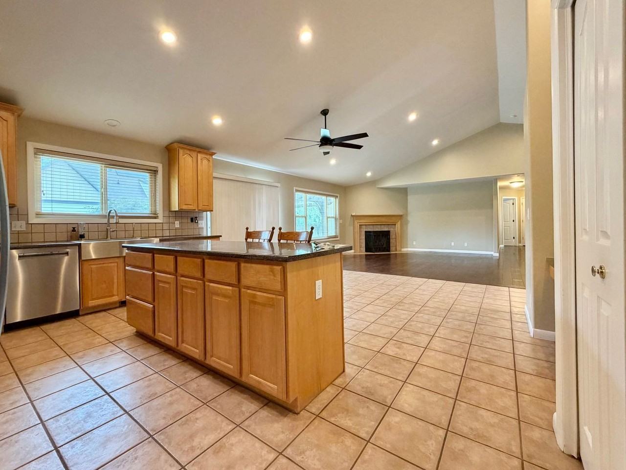 961 E Golden Pheasant Dr - Photo 4 of 27