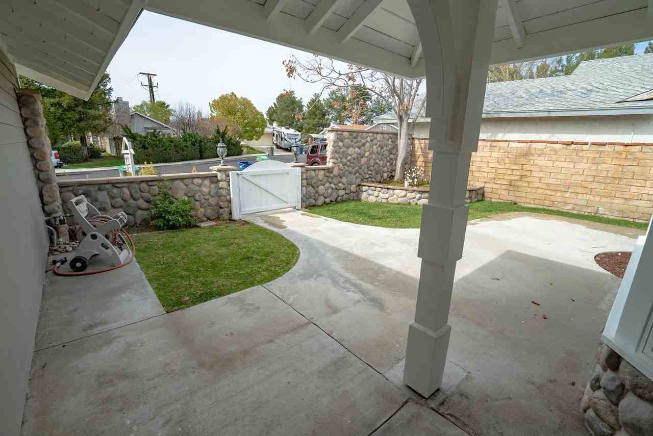 22735 Norton Dr - Photo 2 of 16