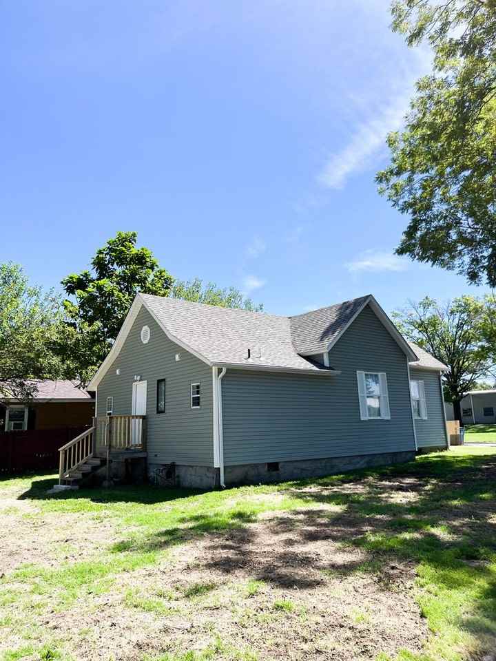 1025 W 13th St - Photo 2 of 15