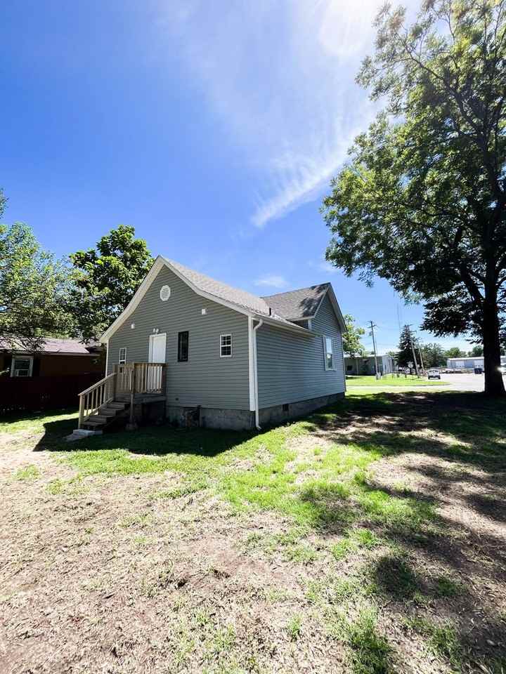 1025 W 13th St - Photo 3 of 15