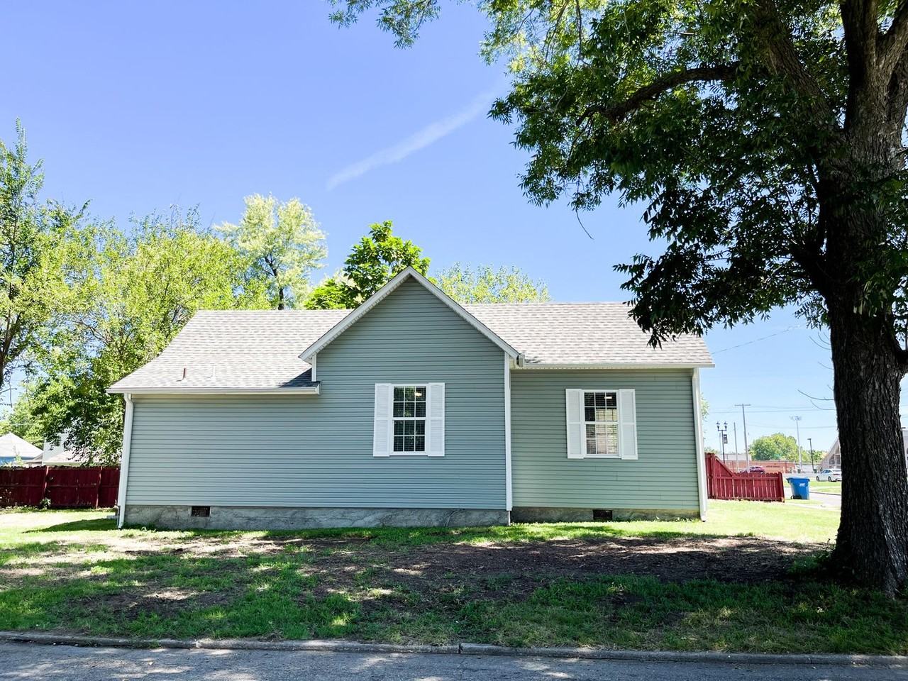 1025 W 13th St - Photo 4 of 15