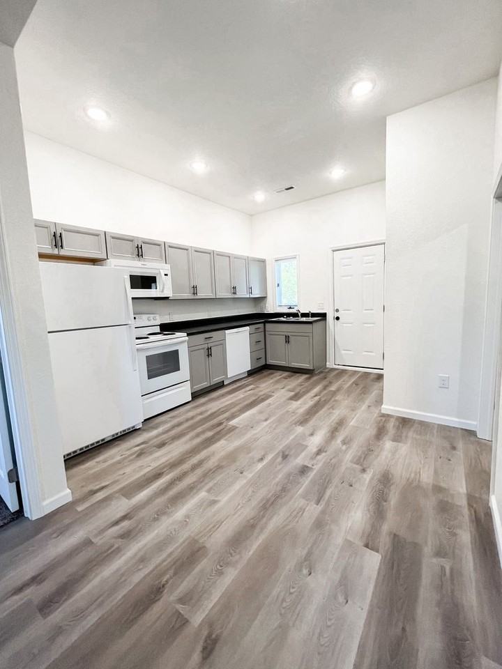 1025 W 13th St - Photo 5 of 15