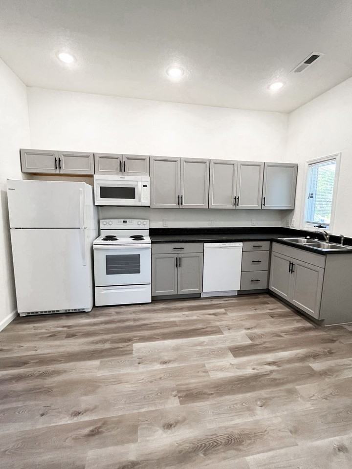 1025 W 13th St - Photo 6 of 15