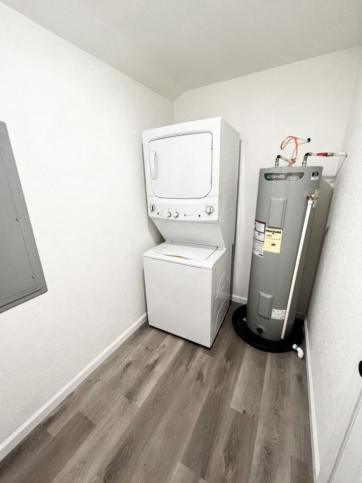 1025 W 13th St - Photo 7 of 15