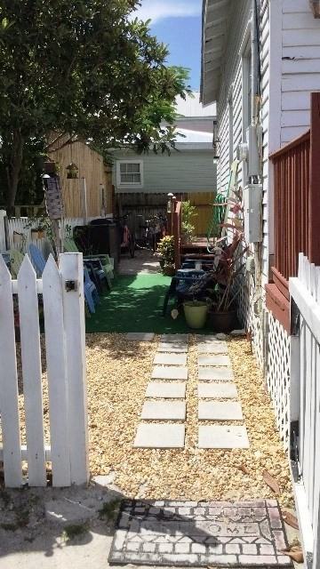210 Angela St - Photo 4 of 18