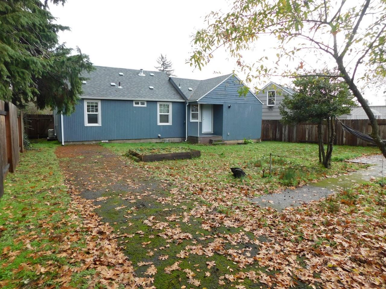 340 Goodyear St - Photo 3 of 14