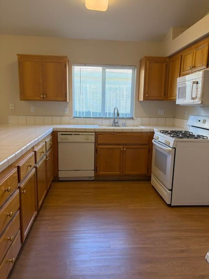 8807 Rollingbay Dr - Photo 4 of 15