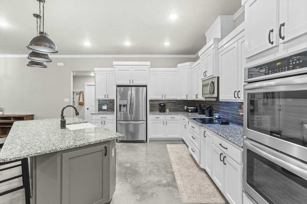 15765 Salado Drive - Photo 4 of 40