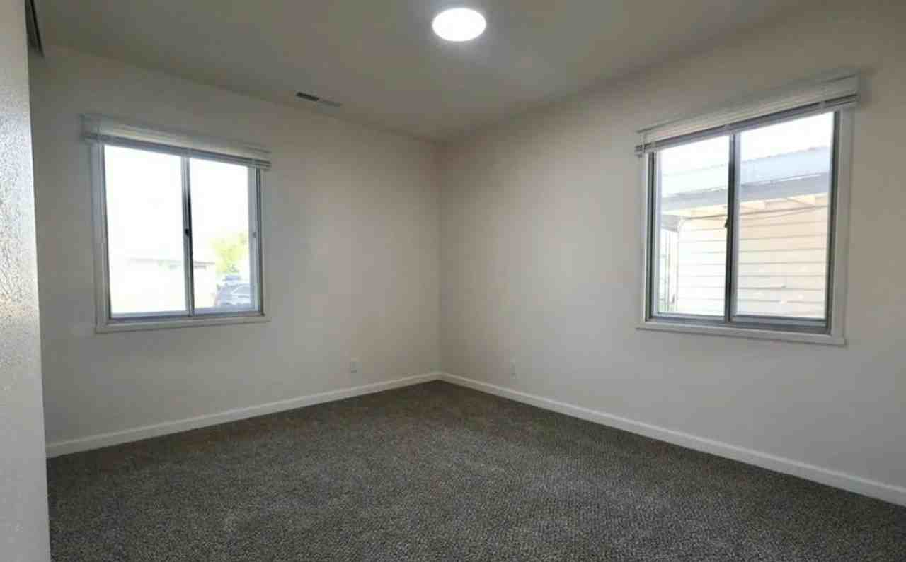 804 Saint Thomas Ln - Photo 5 of 10
