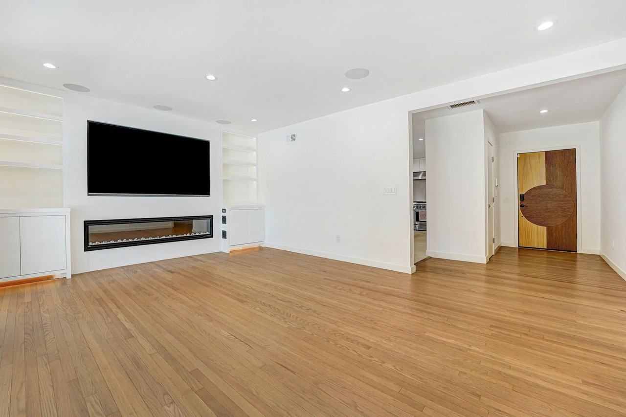 7741 Variel Ave - Photo 4 of 15