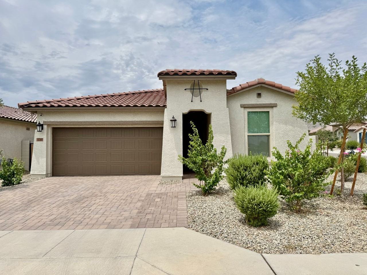 5748 N 194th Ave - Photo 4 of 50