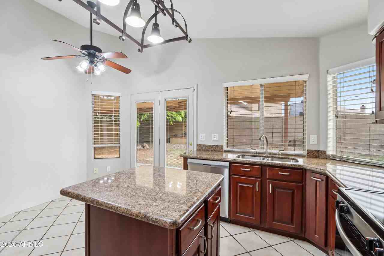 8834 W Jennifer Rose Ct - Photo 5 of 31