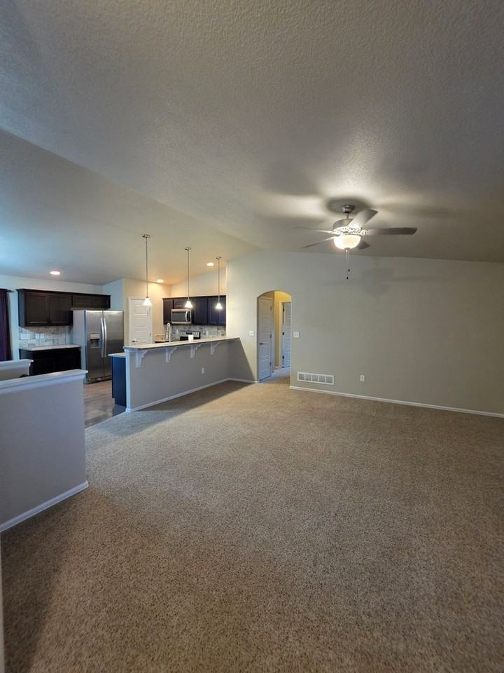 1058 E Ranch Dr - Photo 2 of 13