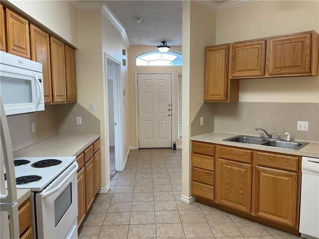 104 Fraternity Row - Photo 4 of 14