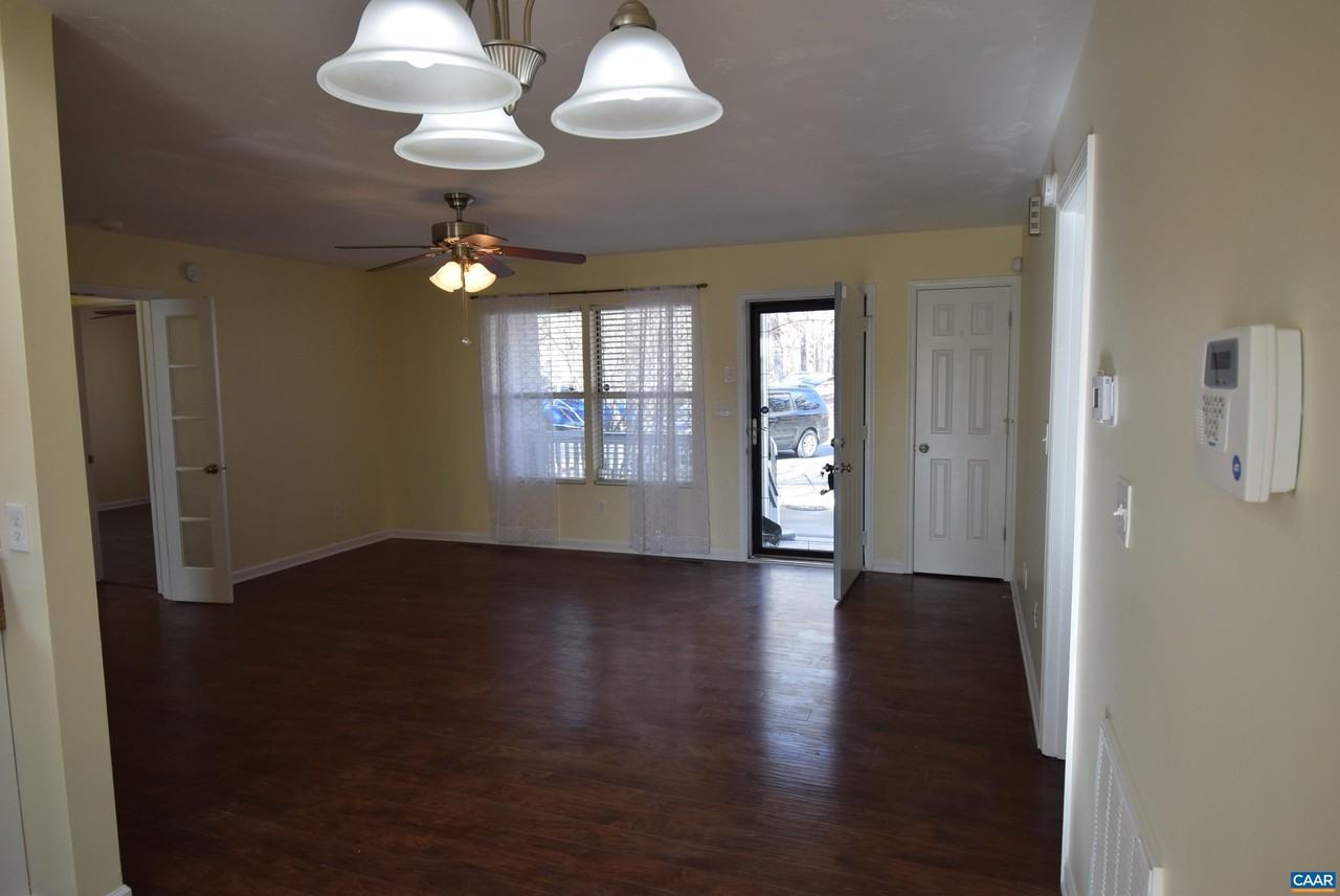 145 Jefferson Dr - Photo 5 of 17