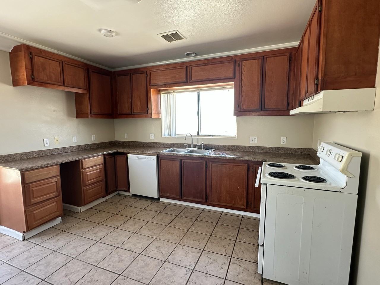 23558 Tamyran Rd - Photo 3 of 9