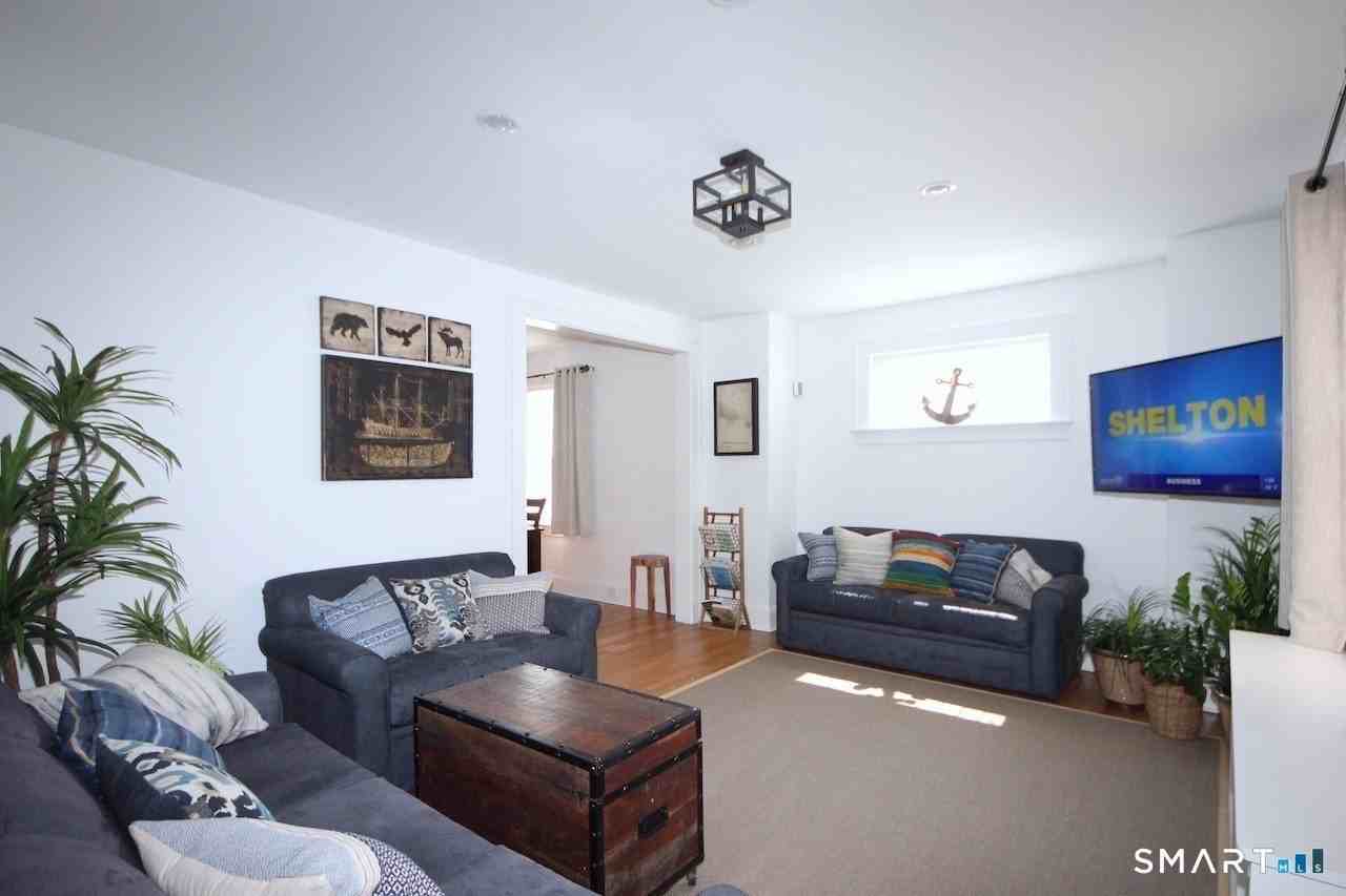 1093 Shippan Ave - Photo 2 of 32