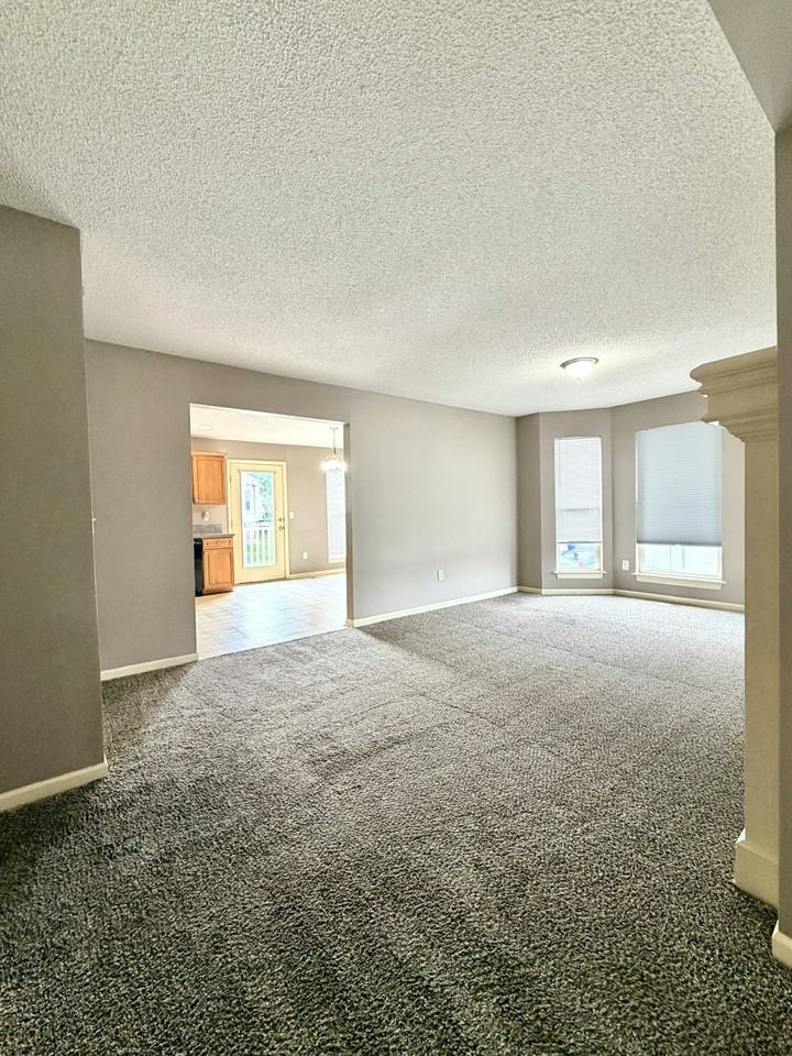 224 North Hedge Lane - Photo 5 of 31
