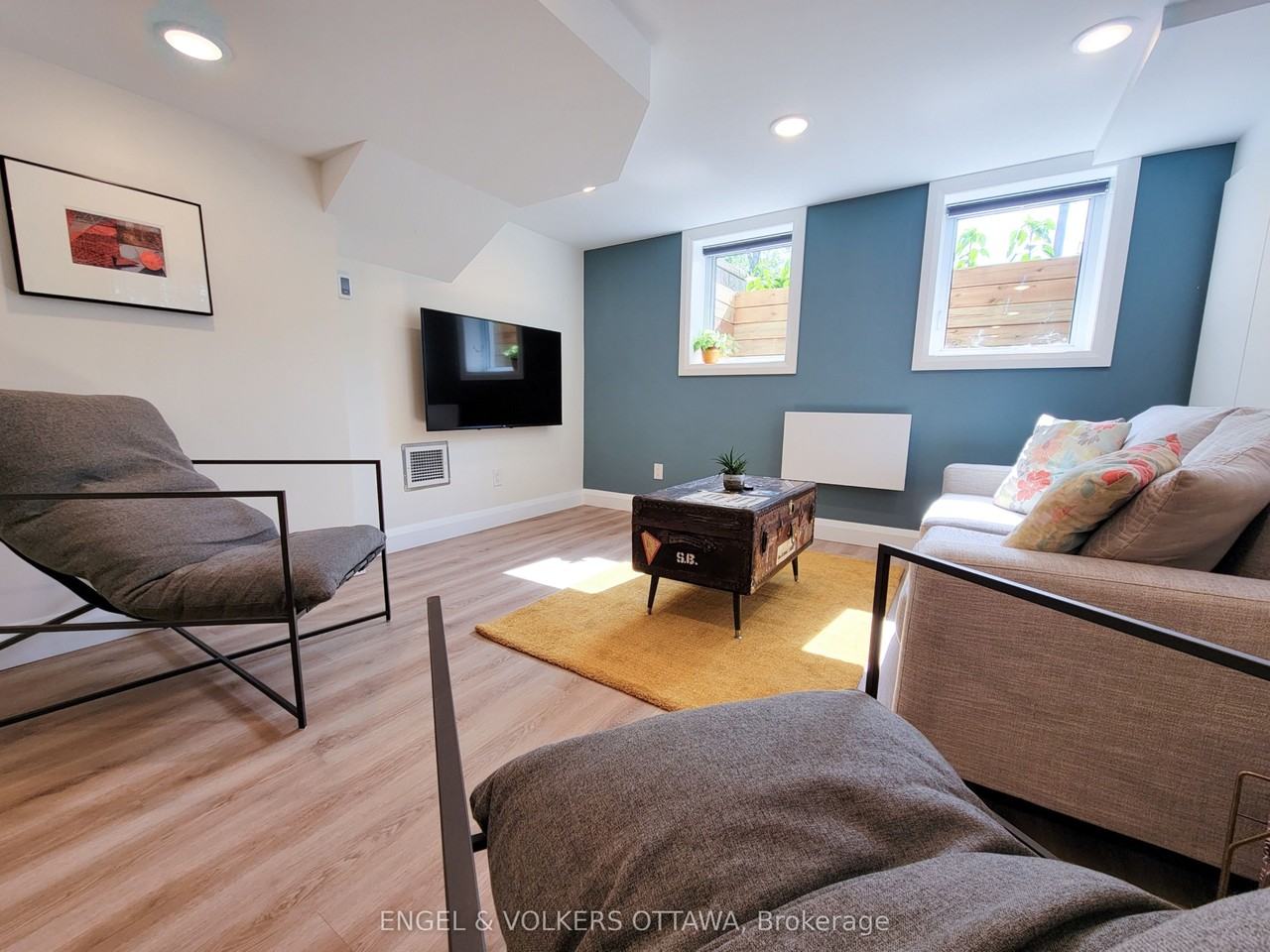 2075 Balharrie Ave - Photo 2 of 25