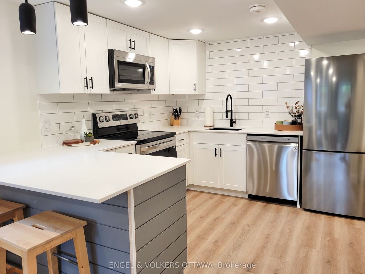 2075 Balharrie Ave - Photo 7 of 25