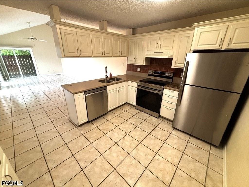 5660 Foxlake Dr - Photo 4 of 15