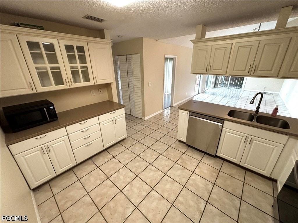 5660 Foxlake Dr - Photo 5 of 15