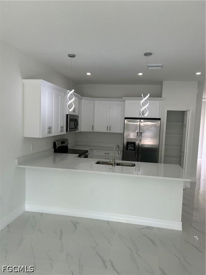 701 W 12th St - Photo 4 of 8