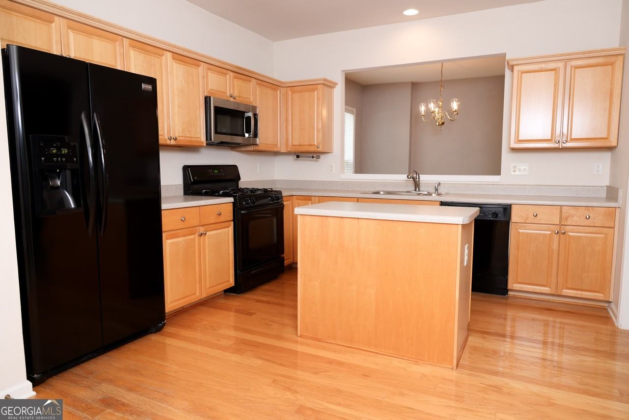 6335 Waveland Dr - Photo 4 of 33