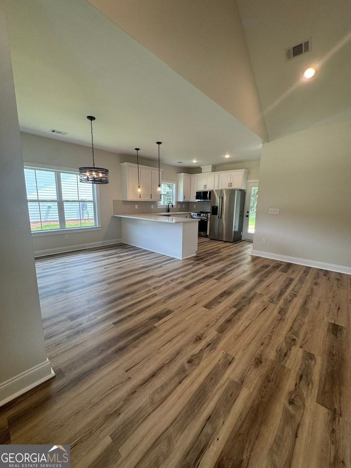201 Oak Ave - Photo 3 of 15