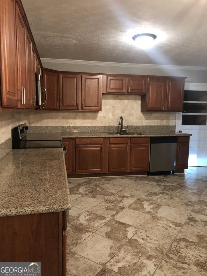 311 Wesleyan Dr - Photo 3 of 6