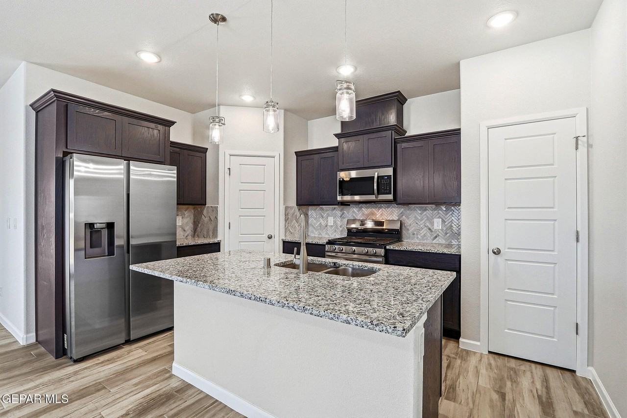 14801 Mike A Mendoza Ave - Photo 7 of 28