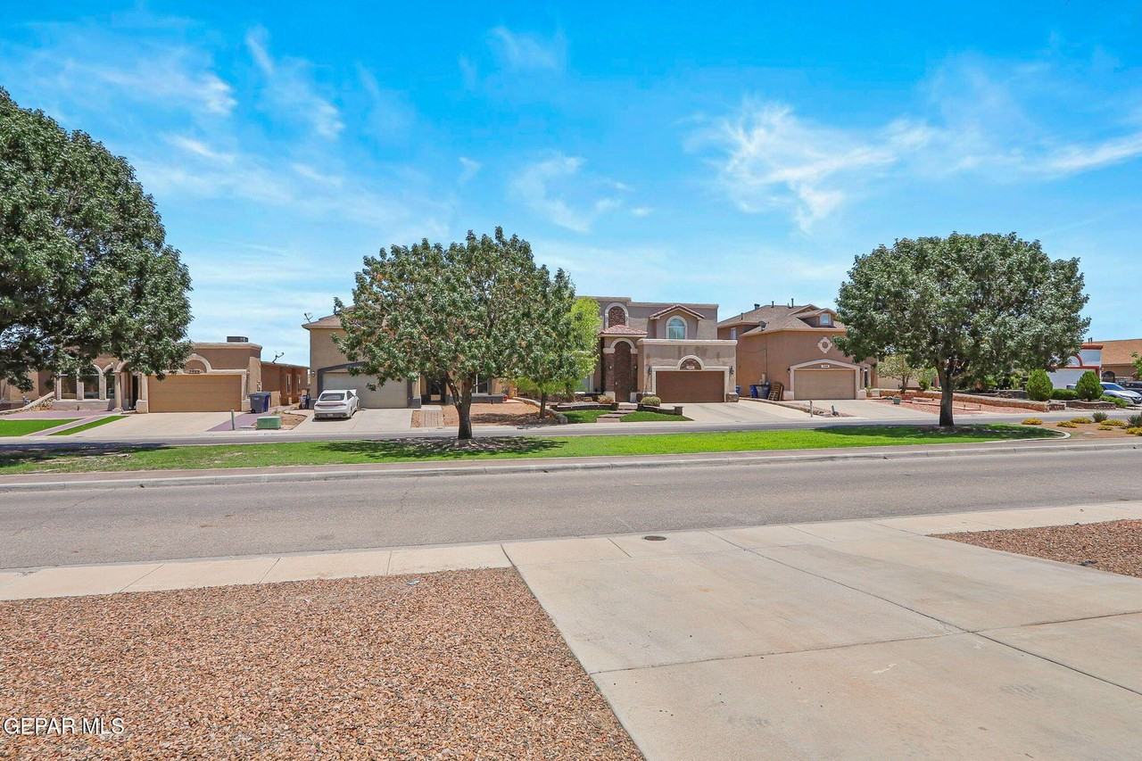 2057 Shreya St - Photo 4 of 43