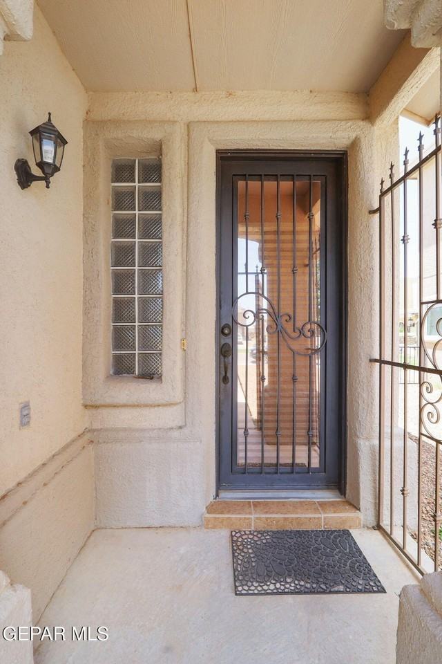 2057 Shreya St - Photo 5 of 43