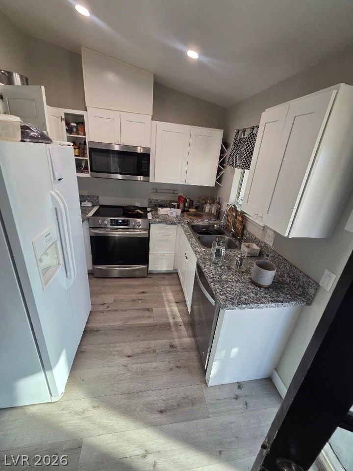 553 Grimsby Ave - Photo 2 of 13