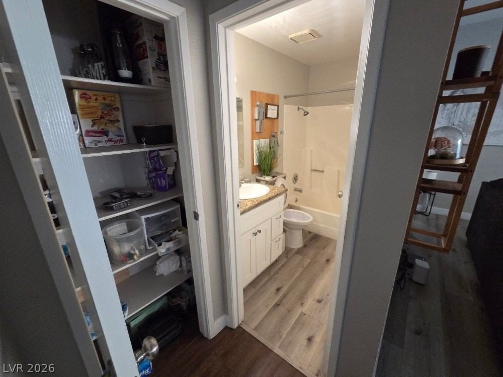553 Grimsby Ave - Photo 3 of 13