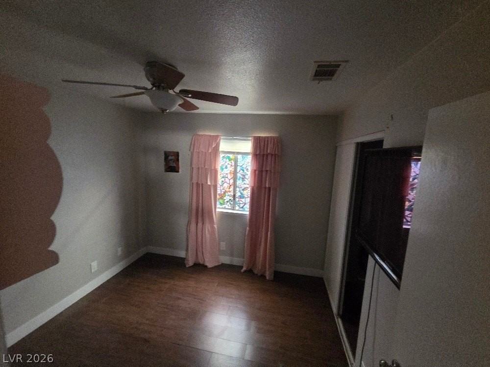 553 Grimsby Ave - Photo 5 of 13