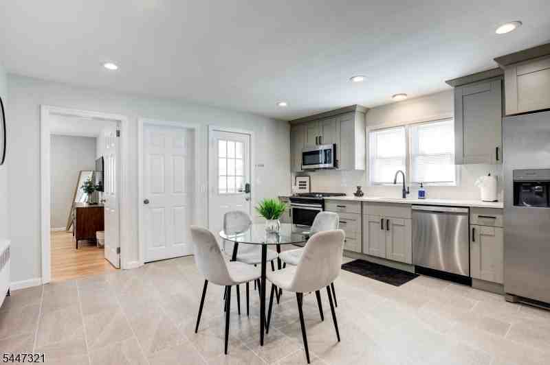 635 N 9th St 1st Fl #1 - Photo 2 of 31