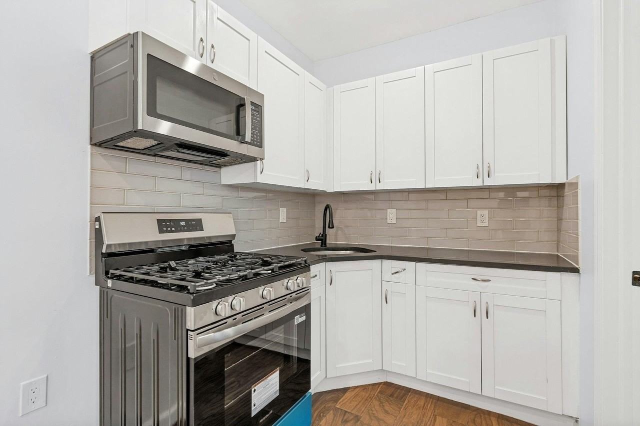 344 Danforth Ave #1 - Photo 3 of 11