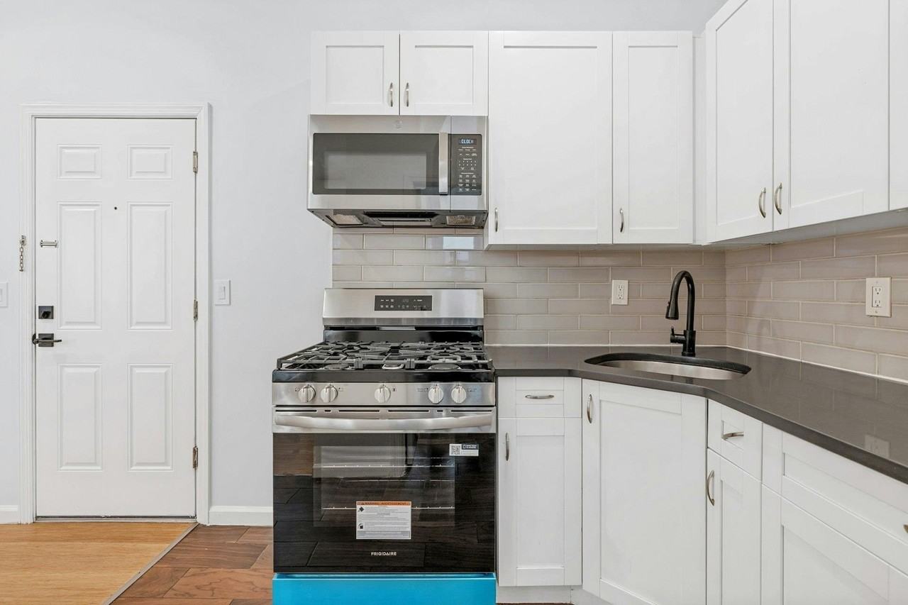 344 Danforth Ave #1 - Photo 4 of 11