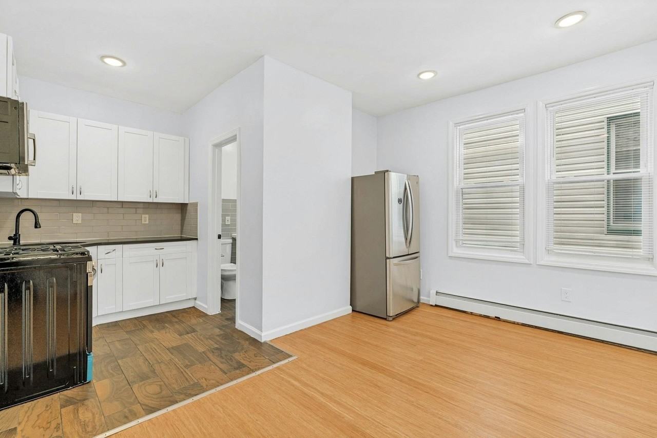 344 Danforth Ave #1 - Photo 5 of 11