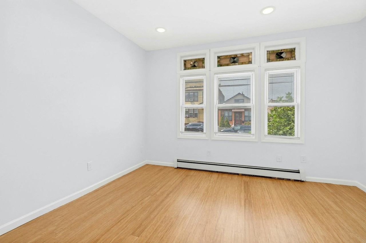 344 Danforth Ave #1 - Photo 7 of 11