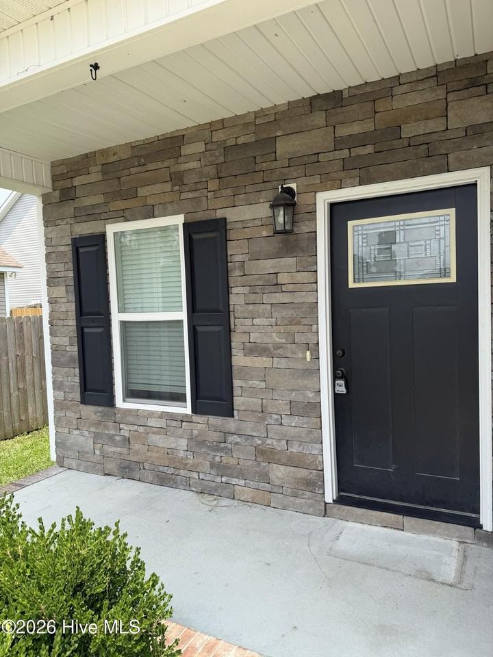 302 E Franck St - Photo 2 of 32