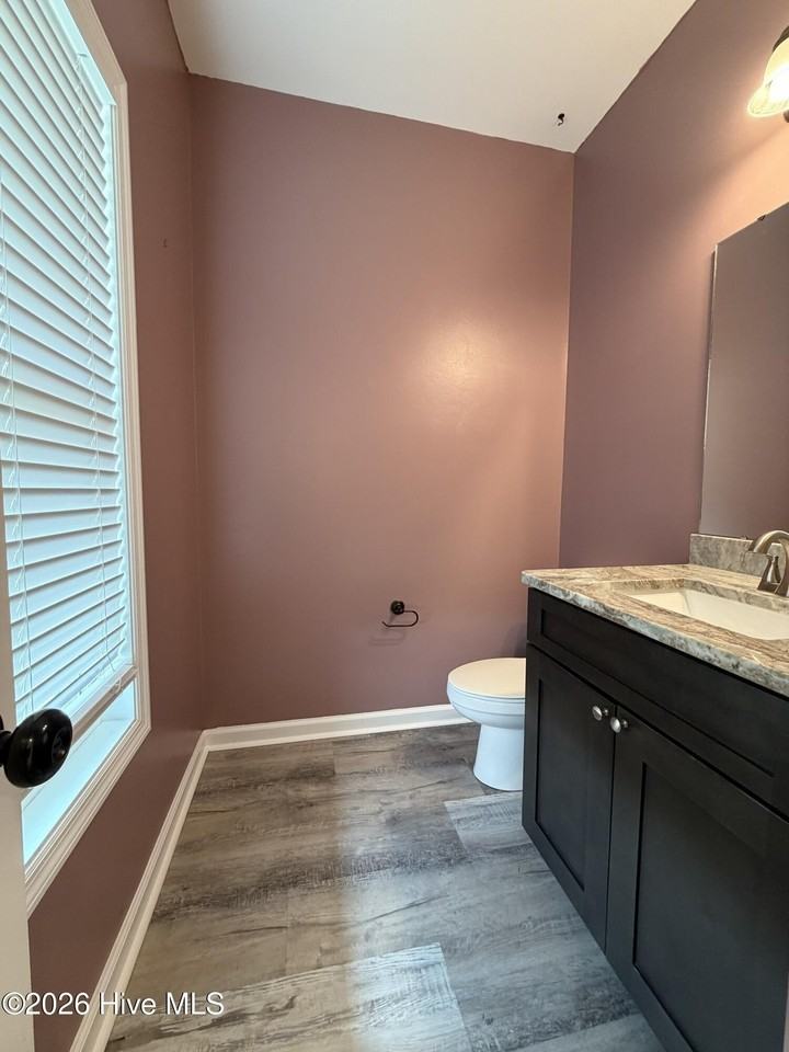 302 E Franck St - Photo 3 of 32