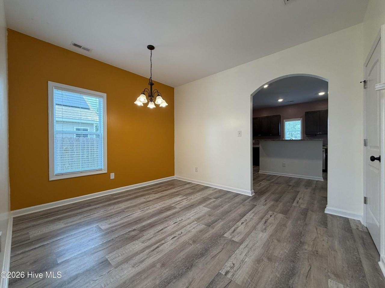 302 E Franck St - Photo 4 of 32