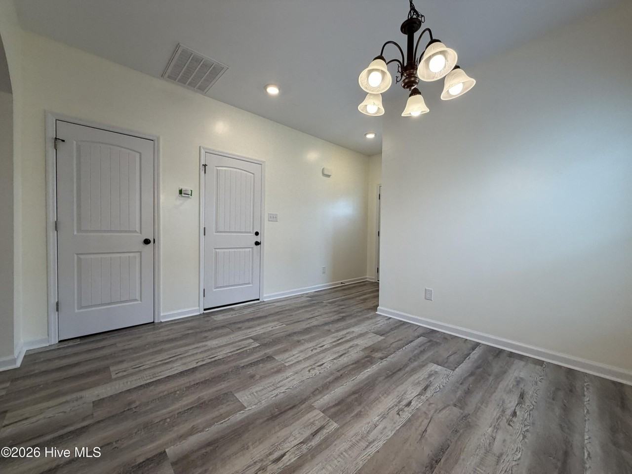 302 E Franck St - Photo 5 of 32